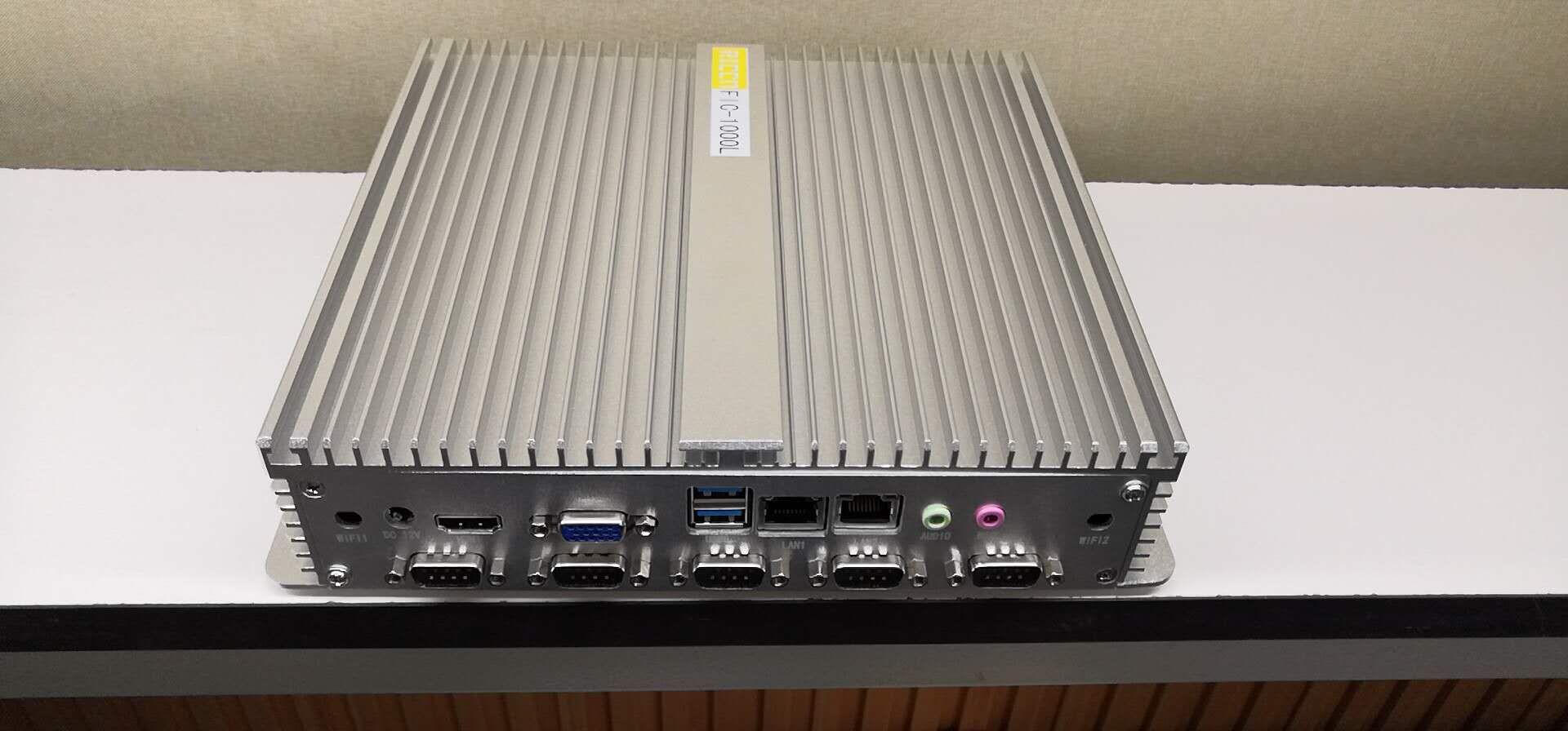 研智芯嵌入式無風扇工(gōng)控機F-1000L